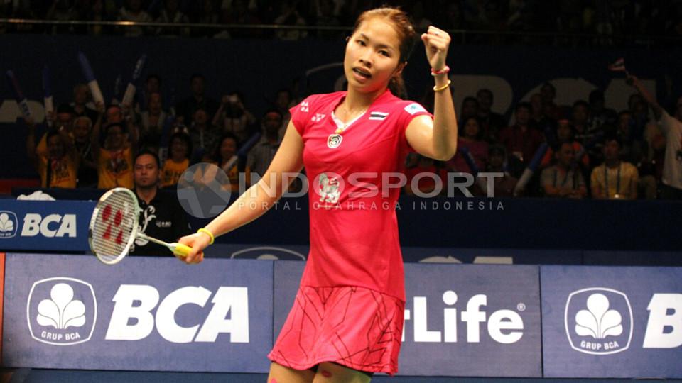 Ekspresi kegembiraan Ratchanok Intanon usai menggondol gelar tunggal putri BCA Indonesia Open Super Series Premier 2015.